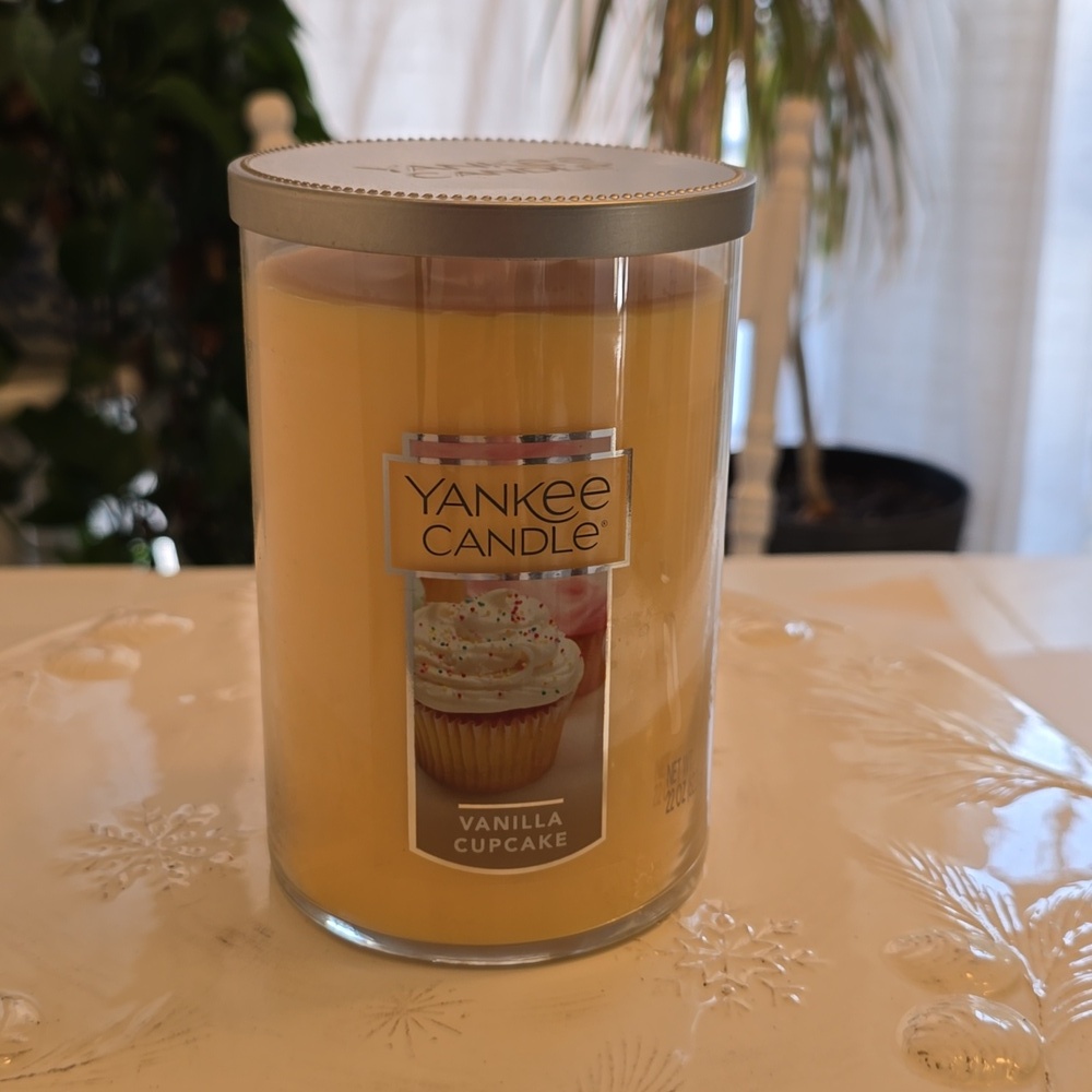New Yankee Candle Vanilla Cupcake Dual Wick Tumbler 22 oz
